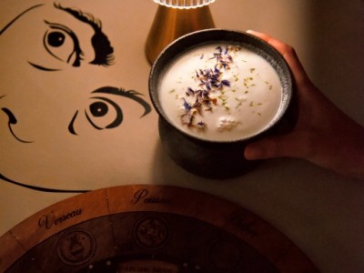 Rond_de_table_en_simili_cuir_avec_impression_numerique_dali_fait_par_chez_elles_pro_pour_le_eleven_star_bar_st_barth