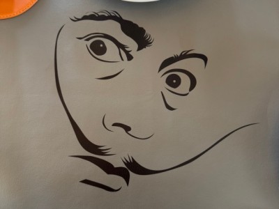 Impression_numerique_dali_sur_carre_de_table_en_simili_cuir_double_sur_mesure_chez_elles_pro_pour_le_barthelemy_st_barth.jpeg