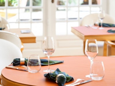 Rond_de_table_sur_mesure_simili_cuir_double_face_peche_curry_chez_elles_pro_pour_la_bastide_chaine_thermale_du_soleil_barbotan_les_thermes_2