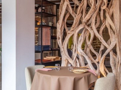 Nappe_ronde_en_simili_cuir_recto_verso_colori_nature_par_chez_elles_pro_pour_l_auberge_de_la_vieille_eglise_tragstel.jpeg