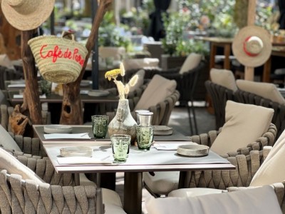 Chemin_de_table_recto_verso_en_simili_cuir_par_chez_elles_pro_pour_le_cafe_paris_le_place_d_arme