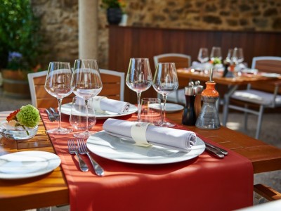 Chemin_de_table_en_simili_cuir_sur_mesure_avec_retombe_double_par_chez_elles_pro_pour_le_restaurant_la_table_tourtour