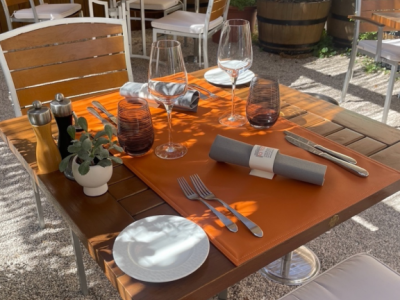 Chemin_de_table_en_simili_cuir_sur_mesure_bord_a_bord_angle_droit_double_surpiqure_pour_la_table_tourtour_par_chez_elles_pro3