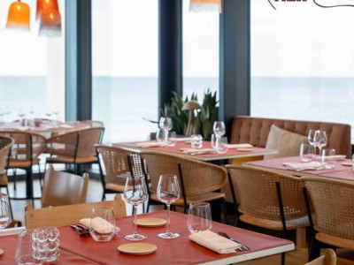 Carre_de_table_en_simili_cuir_recto_verso_sur_mesure_par_chez_elles_pro_pour_le_restaurant_maison_mer2