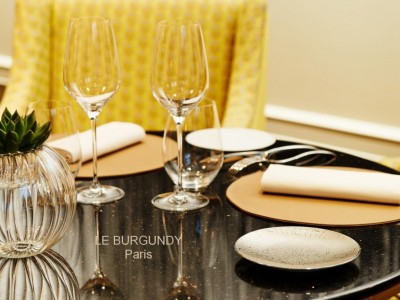 Le_burgundy_paris_set_de_table_rond_simili_cuir_par_chez_elles