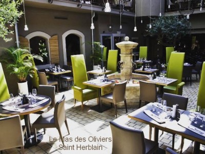 Rond_et_carre_de_table_simili_cuir_2_couleurs_pour_le_mas_des_oliviers_saint_herblain_par_chez_elles_pro