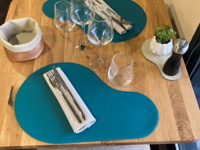 Set_de_table_paniere_et_dessous_de_bouteille_sur_mesure_double_en_simili_cuir_chez_elles_pro_pour_l_armoricain