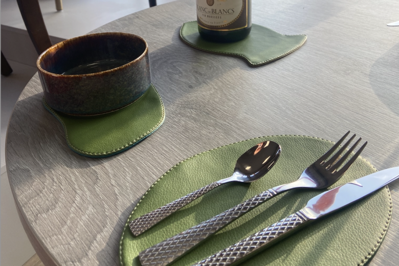 Dessous de bouteilles en simili cuir - recto-verso sur mesure - Chez elles - Photo n°3